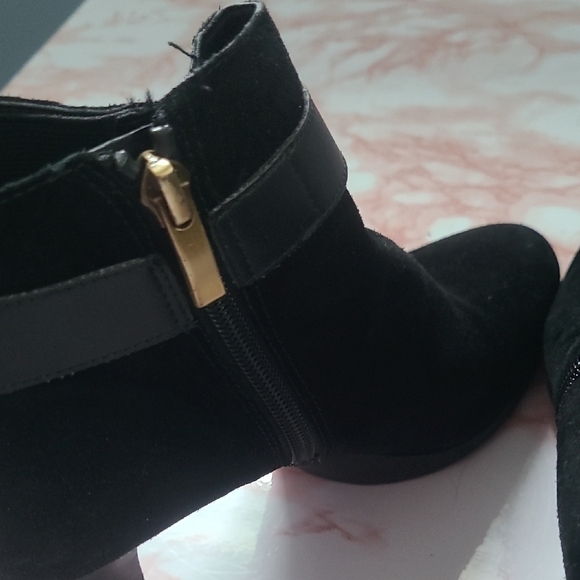 EUC Franco Sarto Idrina Black Suede Ankle Boots Gold Straps Sz 7.5M - Picture 6 of 10